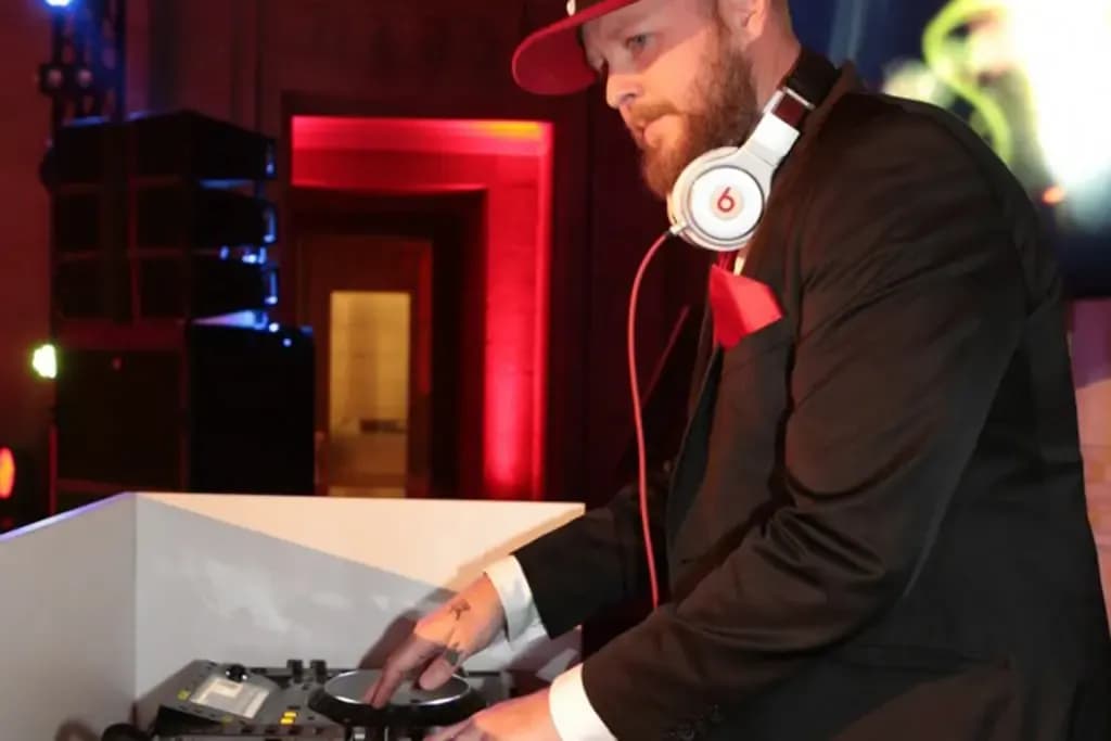 DJ